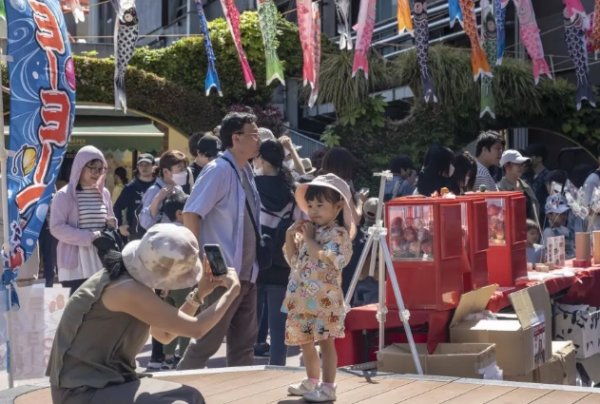 按日配资炒股 并非不想生！全球平均生育率大降背后，联合国报告这么说